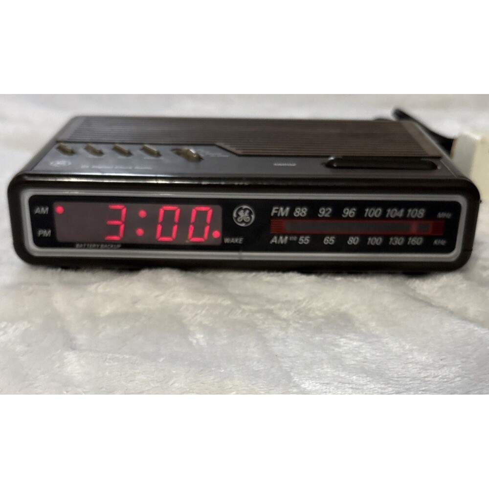 GE Radio AM/FM Digital clock Woodgrain Model 7-4612A Vintage 1980s Tested Works